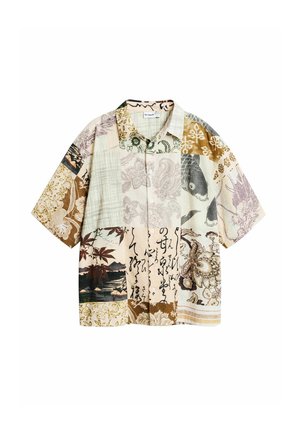 Korte mouwen overhemd met knoopsluiting en patchwork ontwerp met bloemen-, schrift-, vis- en natuurelementen in beige, bruin en gedempte tinten.