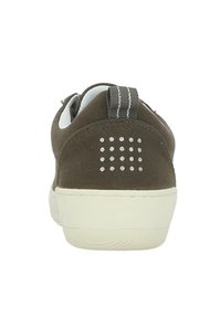 Baskets en tissu marron avec une semelle en caoutchouc, dotées d'une languette de tirage, d'accents blancs et de détails décoratifs en clous au niveau du talon.