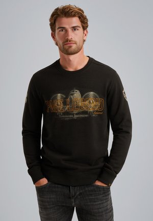 Zwarte sweatshirt met een ronde hals, voorzien van "PME LEGEND Aviator" in oranje tekst aan de voorkant en textuurachtige grijze grafische elementen.