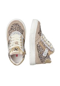 Dětské tenisky s béžovou a leopardí potiskem, bílé tkaničky, boční zip a silné bílé podrážky, zobrazené z horního a bočního pohledu.