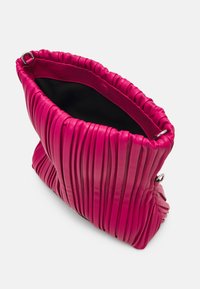 KARL LAGERFELD K/KUSHION FOLDED TOTE - Borsa a mano - persian red