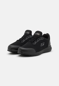 Scarpe sportive nere con parte superiore in tessuto testurizzato, accenti sintetici, suole imbottite e dettagli con logo sul lato e sulla linguetta.