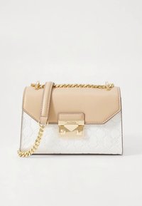 Beige-weiße Handtasche mit strukturierter Oberfläche, goldfarbenen Beschlägen, einer Kettenriemen und einem Verschluss mit Schnalle. Der Körper weist ein geometrisches Muster auf.