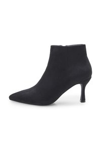 Bottine en daim noir avec un embout pointu et un talon effilé de 3 pouces. Présente un design épuré avec une fermeture éclair minimaliste. Texture lisse.