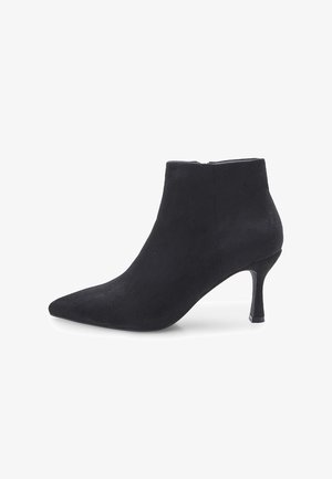 Juodas zomšinė aulinukas iki kulkšnies su smailiu pirštu ir 3 colių siauru kulnu. Išskirtinė, elegantiška išvaizda su minimaliai užtraukiama užtrauktuku. Švelni tekstūra.