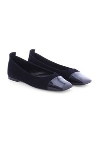 Marineblaue Ballerinas mit einem matten Wildlederoberteil und einer glänzenden Lacklederkappe. Quadratzehen-Design, niedriger Absatz und minimalistischer Stil.
