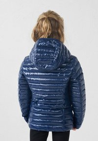 Marineblauwe, gewatteerde jas met een capuchon, met een quiltontwerp en glanzende textuur, gezien vanuit de achterkant.