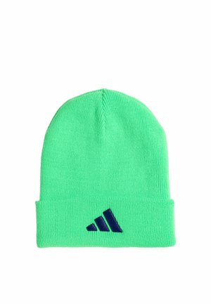 Jasnozielona, dzianinowa czapka z podwiniętym mankietem i małym ciemnoniebieskim logo Adidas na środku przodu.