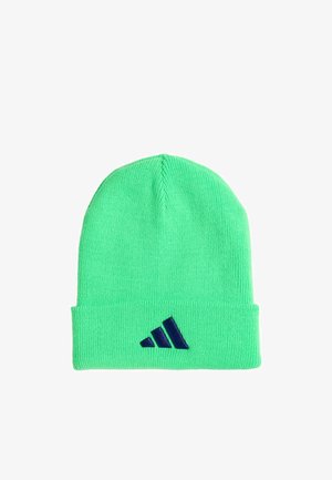 Bonnet tricoté vert vif avec revers plié et petit logo Adidas bleu foncé au centre devant.