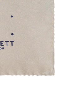 Bežna tkanina s vidljivom teksturom tkanja, djelomični mornarsko plavi tekst i dvije mornarsko plave točke raspoređene okomito blizu lijeve strane teksta.