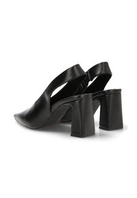 Tacones slingback de cuero negro con punta afilada y tacones cuadrados, que cuentan con una textura suave y un diseño minimalista.