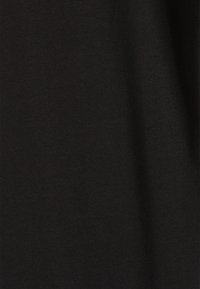 Tessuto elasticizzato nero con una texture liscia, che mostra una superficie uniforme senza motivi, ideale per abbigliamento casual o formale.