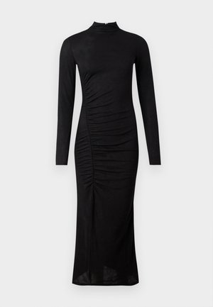 Robe noire à manches longues avec un col montant, des détails plissés sur le côté, et une silhouette droite, fabriquée dans un tissu lisse et extensible.