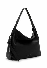 Černá kabelka vyrobená z texturované kůže, s křivkovým designem, nastavitelným popruhem a zipovým uzávěrem. Logo je viditelné vepředu.