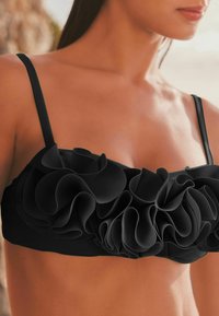 Next RUFFLE BANDEAU  - Bikinitop - black