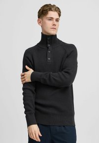 Pulover ribbed de culoare gri închis, cu un guler înalt, Placket cu trei nasturi și mâneci lungi cu manșete ajustate. Design de țesătură texturată.