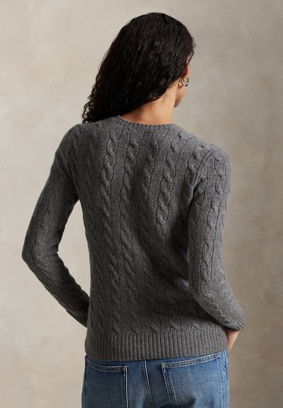 Szary sweter z dzianiny w warkocz o dopasowanym kroju, ściągaczach na mankietach i dolnym brzegu oraz teksturalnym zdobieniu na plecach. Odpowiedni do codziennego noszenia.