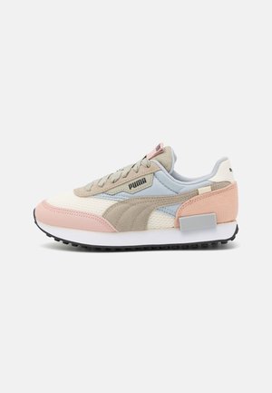 Baskets basses Puma beige, bleu clair et rose avec des détails en daim et une semelle extérieure en caoutchouc noire, vue de côté.