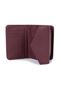 Bordeaux leren portemonnee met een gestructureerde afwerking, voorzien van meerdere kaartsleuven en een driehoekig klepontwerp voor een veilige sluiting.