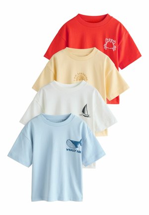 Vier kurzärmelige T-Shirts in Rot, Gelb, Weiß und Hellblau, mit Grafiken eines Krebses, Segelboots und Wals, die auf der Vorderseite gedruckt sind.