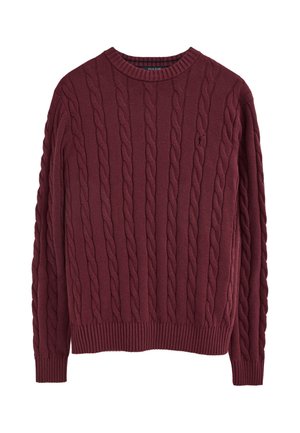 Bordeauxroter Kabelstrick-Pullover mit Rundhalsausschnitt, langen Ärmeln und gerippten Bündchen sowie Saum, mit einem kleinen gestickten Logo auf der Brust.