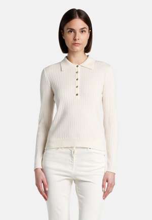 Suéter de punto acanalado color crema con un escote tipo polo y una tapeta de cinco botones, que presenta mangas largas y un dobladillo ajustado.