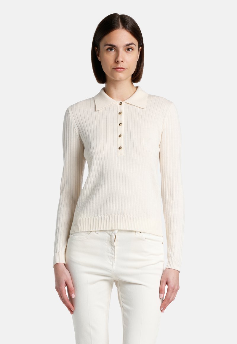Cremfarbener gerippter Strickpullover mit Kragen und fünfknöpfiger Knopfleiste, mit langen Ärmeln und schmalem Saum.