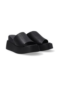 Černé kožené slide sandály mají široký horní pásek a masivní platformovou podrážku, což poskytuje elegantní a moderní design.