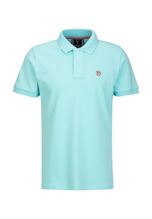 Lichtblauw poloshirt met korte mouwen, twee knopen en een klein geborduurd logo op de linkerborst.