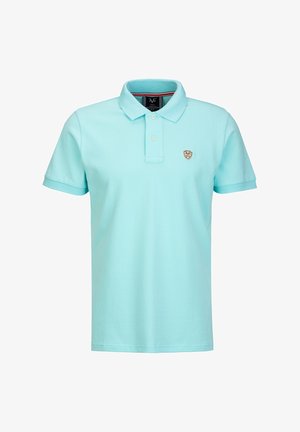 Lichtblauw poloshirt met korte mouwen, twee knopen en een klein geborduurd logo op de linkerborst.