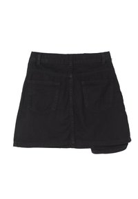 Gonna mini in denim nera vista da dietro, con due tasche applicate e passanti per la cintura lungo la vita.