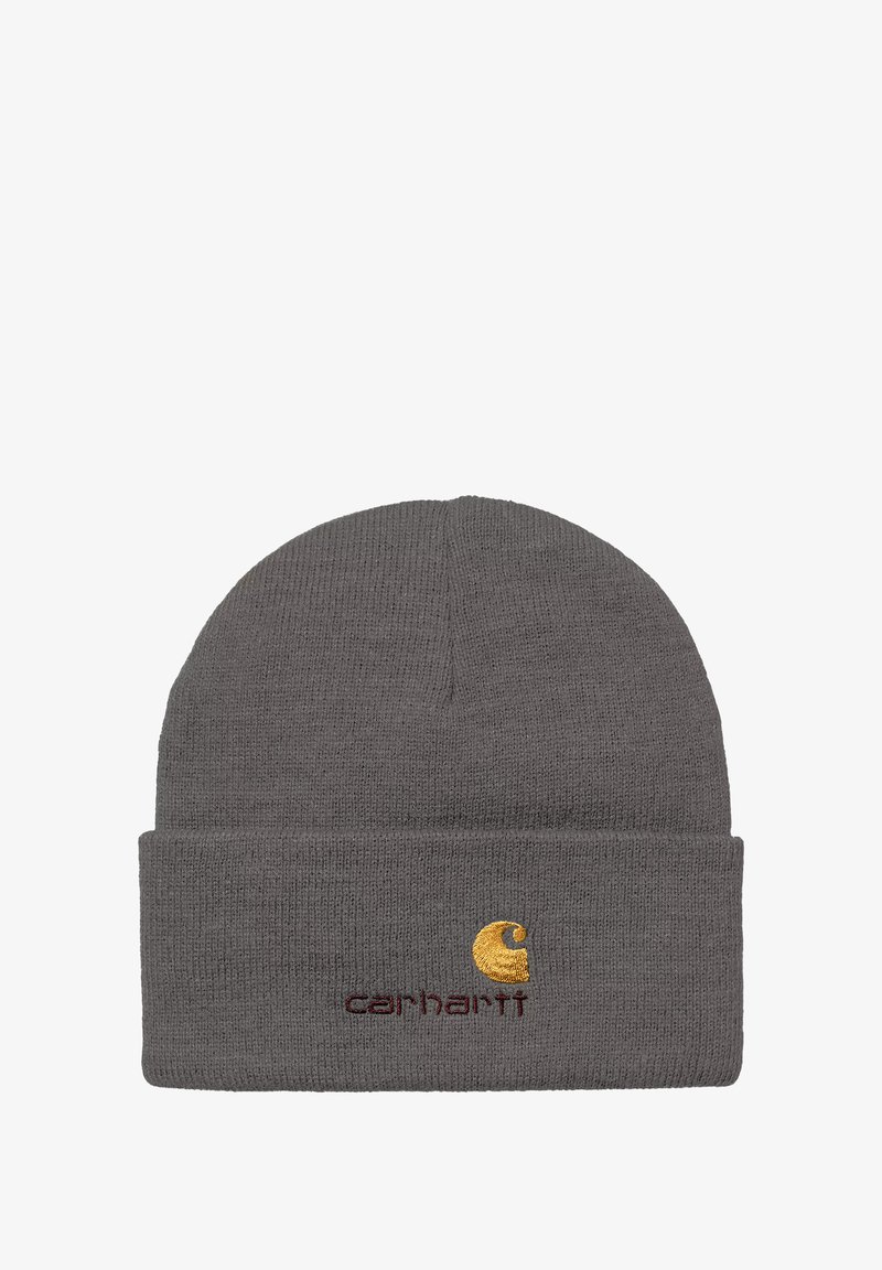 Gorro de punto gris con un dobladillo. Presenta un logotipo bordado prominente en dorado y granate. Textura suave, diseño de punto cerrado.