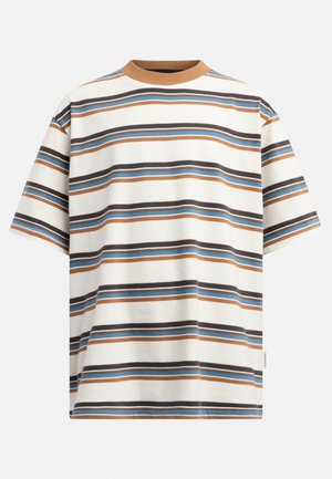 T-shirt de manga curta às riscas com riscas castanhas, azuis e pretas sobre um fundo branco; decote redondo canelado castanho; material de algodão suave.