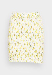 Mini saia branca com pregas, apresentando um padrão floral em tons de amarelo e verde. Barra assimétrica com textura subtil, destacando acentos vibrantes de flores.