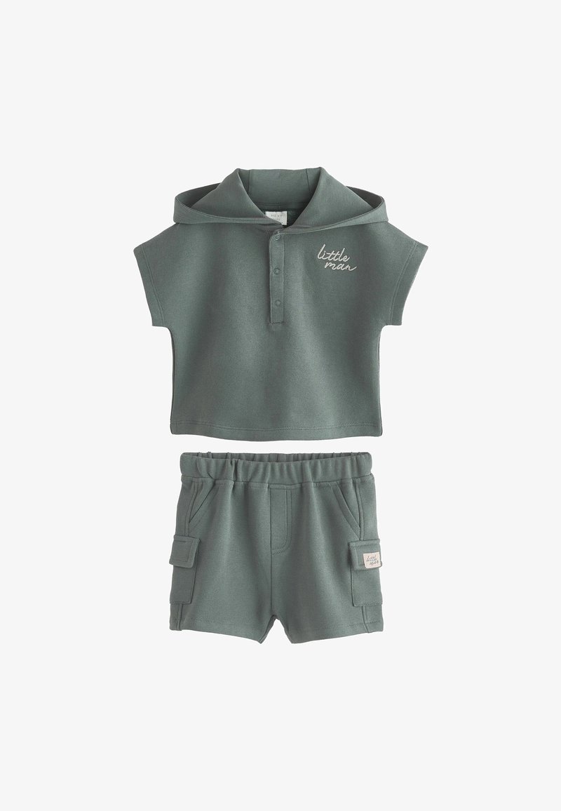 Ensemble sweat à capuche manches courtes et short à taille élastique en vert mat avec texte "little man" en haut et étiquette de poche sur le short.