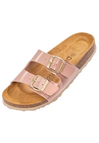 Sandalo slide in vernice rosa con due cinturini regolabili e fibbie metalliche, dotato di una soletta in sughero e suola in gomma testurizzata.