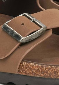 Bruine sandaal met een brede band en zilveren gespdetail, met een gestructureerde kurken voetbed en rubberen buitenzool voor grip.