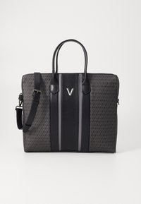 Crna torba s uzorkom, s kožnim detaljima, koja ima dvostruke ručke, odvojivi remen za rame i srebrni logo na prednjem dijelu.