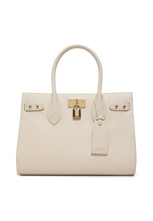 Bolso estructurado color crema con asas dobles, detalle de cierre dorado y etiqueta adjunta con texto de marca sutil en el frente.