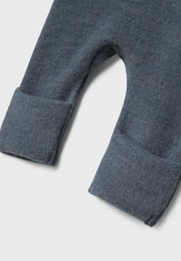 Pantalons en polaire bleue avec une texture douce, des ourlets ajustés et un design ergonomique avec une coupe décontractée.