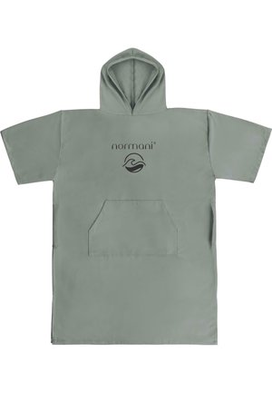 Übergroßer Kapuzenponcho aus hellgrünem Stoff, mit Fronttasche und schwarzem Logo auf der Brust. Kurze Ärmel, einfaches Design.