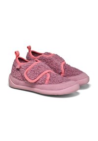 Bottines en velours violet à enfiler avec une tige texturée, ornées d'accents roses et d'une fermeture à crochets et boucle. Semelles en caoutchouc pour une adhérence et un confort optimaux.