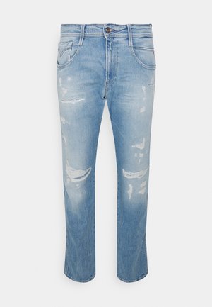 Hellblaue Jeans aus Denim mit abgenutzten Stellen und ausgewaschenen Bereichen, ausgestattet mit Vorderentaschen, Gürtelschlaufen und einem Knopfverschluss.