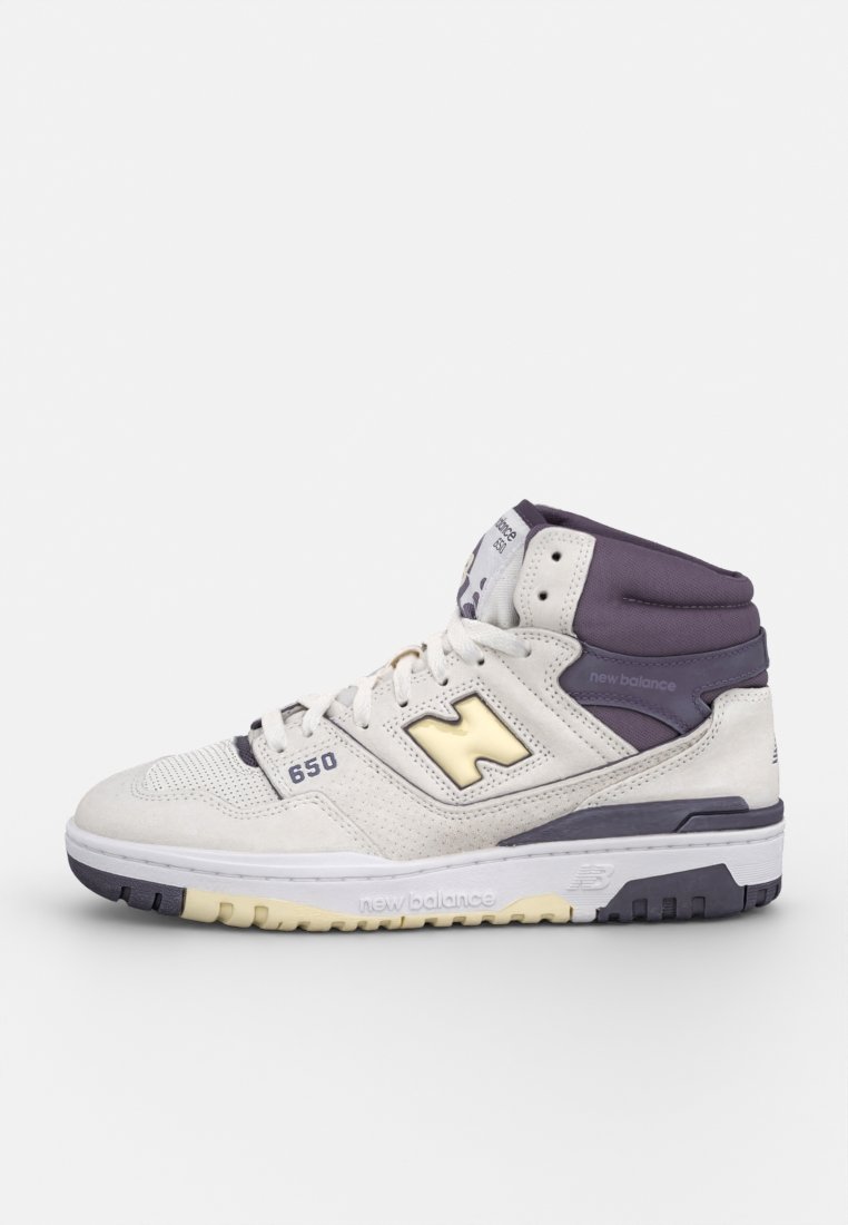 Wysokie sneakersy z białą cholewką, fioletowymi akcentami i beżową podeszwą. Posiadają teksturowany zamsz i elementy gumowe, z wyraźnym logo.