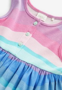 Mehrfarbiges Baumwollkleid mit horizontalen Streifen in Pink, Lavendel und Blau. Drei hellblaue Knöpfe und ein strukturiertes Rippmuster.