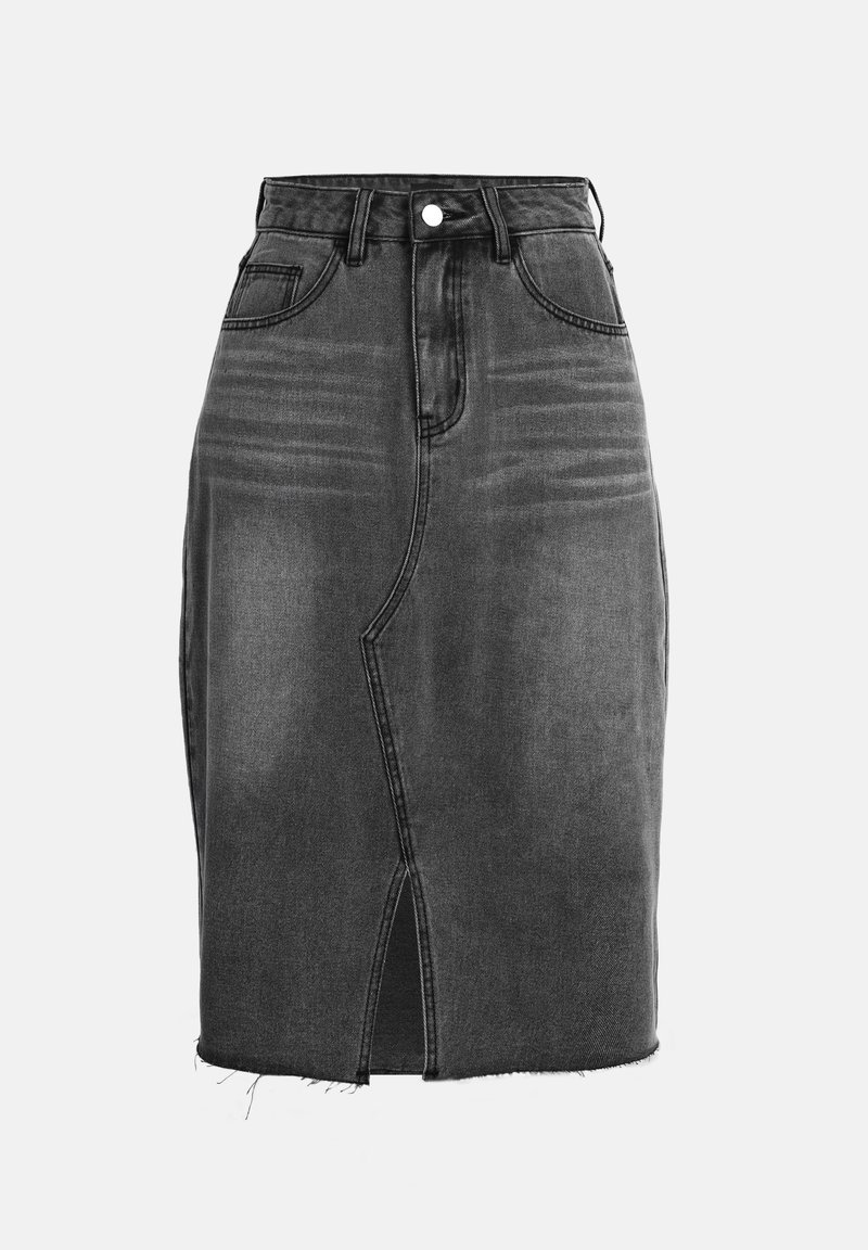 Jupe en denim noir taille haute avec une couture centrale, fente avant et ourlet effiloché. Design classique à cinq poches et fermeture par bouton en métal.