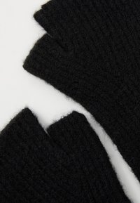 Gants sans doigts en tricot noir avec une texture côtelée et des bords droits. Le matériau semble doux et légèrement duveteux.