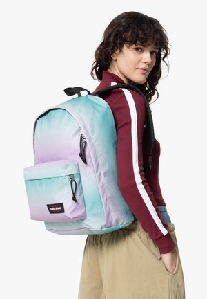 Rucksack mit einem Ombre-Design von Hellblau bis Lila, aus glattem Stoff, mit einer Vorderasche und schwarzen Reißverschlüssen.