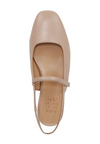 Naakt leren schoen met vierkante neus en enkelband. Interieur heeft een gladde binnenzool met ingedrukte branding. Eenvoudig en elegant ontwerp.