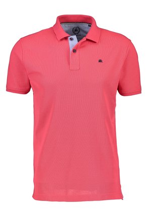 Herren-Kurzarm-Korallen-Poloshirt mit Zwei-Knopf-Leiste, kontrastierendem Innenkragen und kleinem dunklem Emblem auf der linken Brust.